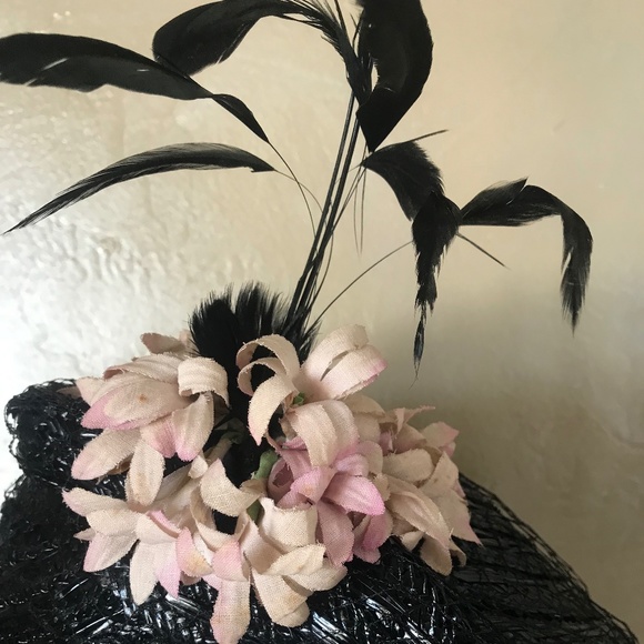 STUNNING 1940\'s BLACK STRAW BERET WITH TALL FEATHERS & FABRIC FLOWERS main image 5